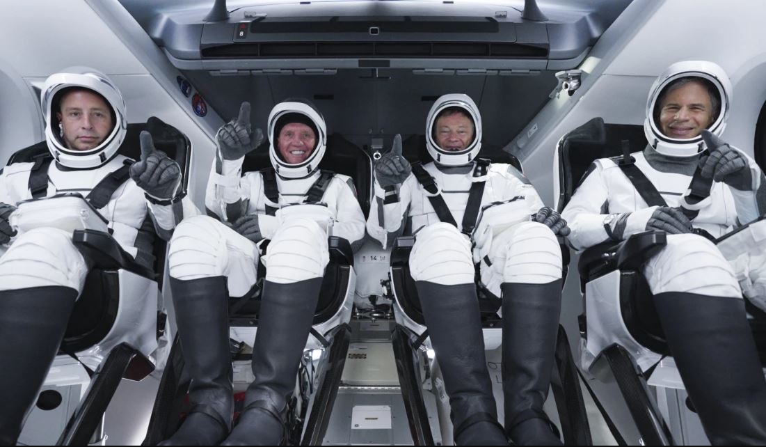 Экипаж Ax-1 на борту Endeavour Экипаж Ax-1 на борту Endeavour